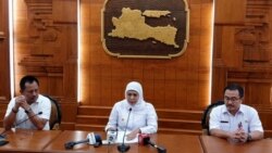 Gubernur Jawa Timur Khofifah Indar Parawansa (tengah) meminta pengurangan jam operasional tempat hiburan setelah jumlah pasien positif corona meningkat(VOA/Petrus Riski).