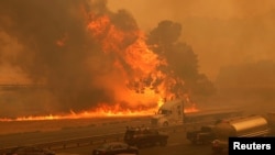 加州瓦卡维尔郊区80号洲际公路的交通8月19日直接受到野火的威胁。