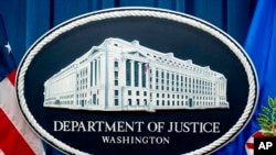 资料照片：美国司法部华盛顿总部的标识。