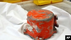 "Crna kutija" u kojoj je snimljen razgovor unutar kabine aviona Etiopian erlajnsa koji se srušio prošle nedelje, na fotografiji koju je objavi BEA, francuska agencija za istraživanje nesreća, u Parizu, u nedelju 17. marta 2019.