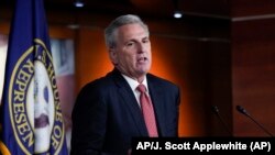 U javnom pozivu Mekarti je pozvan da govori o nizu tema, uključujući razgovore sa bivšim predsednikom Donaldom Trampom pre, tokom i posle nasilja i upada u Kapitol. (Foto: AP/J. Scott Applewhite)