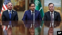 Menteri Luar Negeri AS Marco Rubio, Penasihat Keamanan Nasional AS Mike Waltz, dan utusan AS untuk Timur Tengah Steve Witkoff di Istana Diriyah, di Riyadh, Arab Saudi, Selasa, 18 Februari 2025. (Evelyn Hockstein/Pool Photo via AP)
