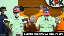 Barang bukti yang disita Komisi Pemberantasan Korupsi (KPK) dalam penangkapan para tersangka di Jakarta dan Musi Banyuasin untuk kasus dugaan suap proyek irigasi dan normalisasi danau, Jumat, 15 Oktober 2021. (Foto: Tangkapan layar/Sasmito Madrim/VOA)