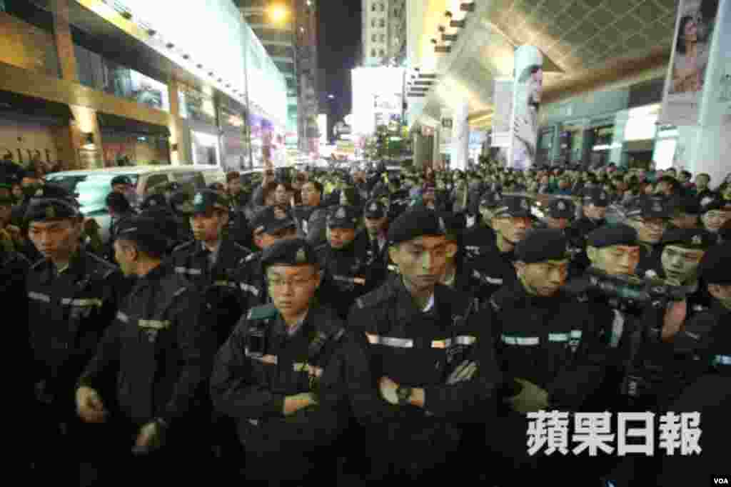 旺角街头夜市大年初一晚爆发激烈警民冲突 (苹果日报)