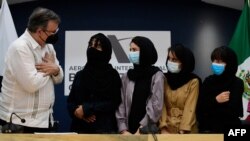 Meksički sekretar za inostrane poslove Marčelo Ebrard dočekuje Avganistanke, pripadnice aganistanskog tima za robotiku, po njihovom dolasku u Meksiko, a nakon što su zatražile utočište, na Benito Huarez aerodromu u Meksiko Sitiju, 24. avgusta 2021.