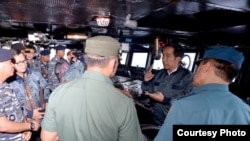 Presiden Joko Widodo memberi arahan kepada Panglima TNI dan para kepala Staf TNI di kapal perang KRI Imam Bonjol di perairan Natuna, 23 Juni 2016. (Foto: Biro Pers Kepresidenan)