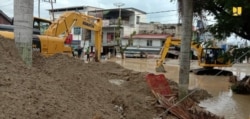 Eskavator bantuan Kementerian Pekerjaan Umum dan Perumahan Rakyat sedang membersihkan lumpur akibat banjir di Kabupaten Luwu Utara, Rabu, 15 Juli 2020. (Foto: Kementerian PUPR)