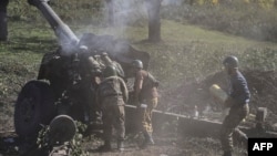 在冲突前线开炮的亚美尼亚士兵。(2020年10月25日)