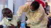 Une clinicienne administre un vaccin contre le mpox à un homme dans un hôpital de Goma, province du Nord-Kivu, RDC, le 5 octobre 2024.