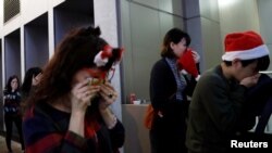 身穿庆祝圣诞节服装的香港民众在圣诞平安夜逃避港警发射的催泪弹。（2019年12月24日）