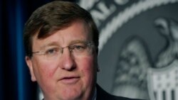 Gubernur Tate Reeves menjawab pertanyaan wartawan saat jumpa pers terkait penanganan COVID-19 Mississippi di Jackson, Miss., Kamis, 19 Agustus 2021. (AP Photo/Rogelio V. Solis)