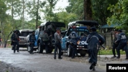 Polisi melakukan patroli di negara bagian Rakhine, Myanmar (foto: ilustrasi). 