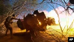 2024년 10월 17일 러시아 국방부가 공개한 동영상에서 쿠르스크에서 한 러시아 군인이 우크라이나 진지를 향해 포를 발사하고 있다.