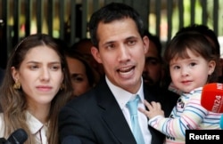 委内瑞拉反对派领导人和自称临时总统的胡安·瓜伊多与他的妻子法比亚娜·罗萨莱斯与女儿