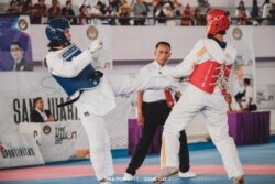 Atlet taekwondo asal Sumut, Oppie Danena Ginting (biru) saat bertanding di Pra PON Banten 2019. (Dokumen pribadi Oppie Danena Ginting)