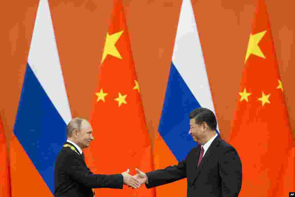 美国德克萨斯圣爱德华大学国防安全研究教授谢乐尔&middot;克劳斯（Sharyl Cross）认为，今后10年中俄关系会进一步加强。她说，普京为自己谋求到另一个六年任期以及习近平修改宪法，让自己有可能终身任职，会让两人关系更加密切；两人还有其他共同点，都是民族主义者、都试图抵御西方价值观以及致力于削减美国的影响、都惧怕颜色革命。