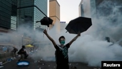 9月28日，占中抗议者在香港政府总部外面遭遇警方催泪弹的攻击。（路透）