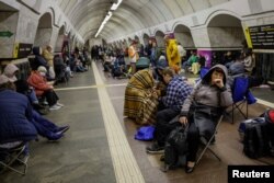 Ljudi se kriju u stanici metroa tokom ruskog raketnog napada, u Kijevu, Ukrajina, 11. aprila 2024.