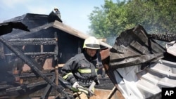 Para petugas SAR sedang menyisir gedung yang rusak akibat serangan drone Rusi di Dnipro, Rabu, 3 Juli 2024. (Foto: Dnipro Regional Administration via AP)