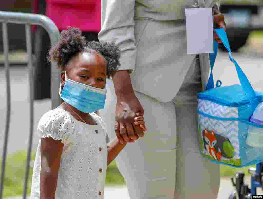 កុមារី Gianna អាយុ៦ឆ្នាំ ដែលត្រូវជាកូនស្រី របស់​លោក George Floyd មក​ជាមួយ​ម្តាយនាង គឺ​អ្នកស្រី&nbsp;Roxie Washington&nbsp;ដើម្បី​ចូលរួម​​ក្នុង​ពិធី​រំឭក​វិញ្ញាណក្ខន្ធ​របស់​លោក George Floyd នៅសាកលវិទ្យាល័យ​ North Central កាលពី​ថ្ងៃទី​៤ ខែមិថុនា ឆ្នាំ​២០២០។