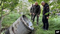 Fotografija regionalne uprave u Odesi na kojoj zvaničnici ispituju deo rakete posle ruskog vazdušnog napada 29. aprila 2024. (Foto: AP/Odesa Regional Administration)