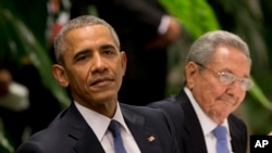 Presiden AS Barack Obama bersama Presiden Kuba Raul Castro dalam makan malam kenegaraan di Istana Revolusi di Havana, Kuba, Maret 2016. (AP/Rebecca Blackwell)