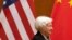 Bà Yellen được tiếp đón niềm nở hơn các đồng nghiệp cũng từ Washington bay tới, vì người ta biết bà sẽ chỉ nói chuyện tiền bạc, đầu tư, giao thương. 