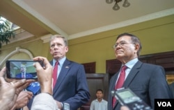 រូបឯកសារ៖ ឯកអគ្គរដ្ឋទូត​ស.រ.អា​ប្រចាំ​នៅ​កម្ពុជា​លោក Patrick Murphyនិង​លោក កឹម សុខា ប្រធាន​គណបក្ស​សង្រ្គោះជាតិ ដែល​ត្រូវ​បាន​រំលាយ ថ្លែង​សារ​ទៅ​កាន់​អ្នកសារព័ត៌មាន ក្រោយពី​ជំនួប​ដំបូង​របស់​ពួកអស់លោក នៅ​គេហដ្ឋាន​របស់​លោក កឹម សុខា ក្នុង​រាជធានី​ភ្នំពេញ នៅថ្ងៃទី ១១ ខែវិច្ឆិកា ឆ្នាំ២០១៩។ (ខាន់ សុគុំមនោ/VOA)