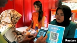 Seorang pengguna menggunakan dompet digital Go Pay di sebuah kedai makanan di Jakarta, 27 Oktober 2018. (Foto: Reuters)