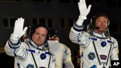 Astronot AS Scott (kiri) dan kosmonot Rusia, Gennady Padalka sebelum berangkat menuju ISS (foto: dok). Padalka mencatat rekor 879 hari berada di antariksa, setelah menyelesaikan misinya yang kelima selama 168 hari. 