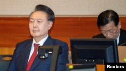 2025년 2월 20일 윤석열 대통령이 한국 서울 소재 헌법재판소에서 비상계엄에 관한 탄핵 재판 심리에 참석해 있다.
