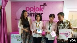 (ki-ka): aktris Nadine Chandrawinata, Sekjen Kominfo Rosarita Niken Widiastuti, Direktur Jaringan PT XL Axiata Yessie D Yosetya , dalam acara peluncuran "Pojok Pintar-Sisternet" di Pressroom Kominfo, Jakarta, Senin (4/3) (VOA/Ghita)