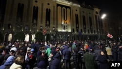 Ribuan demonstran antipemerintah Georgia berunjuk rasa di luar parlemen di ibu kota Tbilisi hari Minggu, 2 Februari 2025.