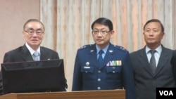台湾新任国防部长冯世宽(左一)首次在立法院接受质询