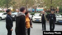 上海冯正虎的助选人遭警察盘查带走（网络图片）