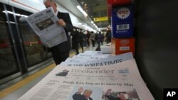 韩国首尔地铁报摊上出售的报纸头条是美国总统川普和朝鲜领导人金正恩计划举行峰会的报道。 （2018年3月10日）