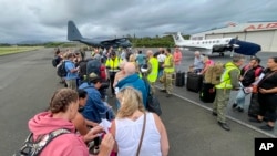 一批新西兰游客2024年5月21日准备搭机离开新喀里多尼亚。（新西兰国防军照片）