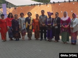 Dirjen Kebudayaan Kemendikbud Hilmar Farid berphoto bersama dengan para narasumber dalam acara "Rumpi Kebaya" bersama Ibu Iriana Jokowi, di Istora Senaya, Jakarta, Selasa, 8 Oktober 2019. (Foto: VOA/Ghita).