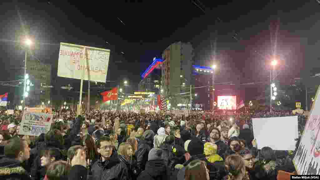 Na beogradskom Trgu Slavija u nedelju 22. decembra održan je veliki antivladin protest studenata i građana koji traže odgovornost za pad nadstrešnice železničke stanice u Novom Sadu 1. novembra i pogibije petnaestoro ljudi (Foto: VOA/Stefan Miljuš)