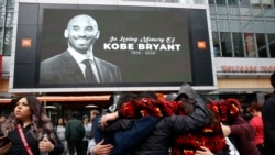 Odavanje pošte Kobiju Brajantu ispred "Stejpls centra" u Los Anđelesu, 26. januar 2020. (Foto: Reuters/Monica Almeida)