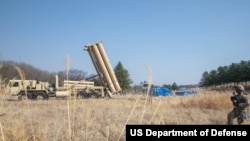 제2보병사단 제23보병연대 제2스트라이커여단 전투팀 제4대대 소속 미 육군 병사가 2023년 3월 19일 한국에서 실시된 프리덤 실드 훈련 중 고고도 지역 방어 시스템(THAAD) 주변을 순찰하고 있다. (출처 : 미 국방부)