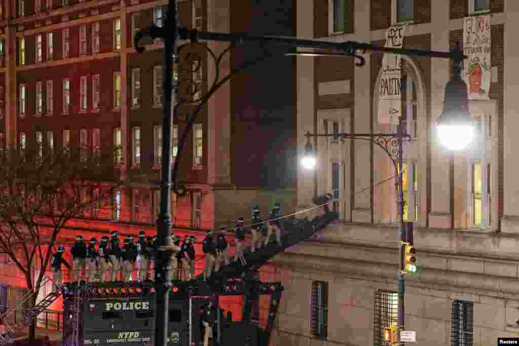 Polisi menggunakan kendaraan khusus untuk memasuki Hamilton Hall yang diduduki para pengunjuk rasa, saat petugas lainnya memasuki kampus Universitas Columbia di New York City, AS, 30 April 2024. (REUTERS/Caitlin Ochs)