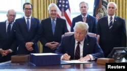 Presiden AS Donald Trump menandatangani RUU stimulus bantuan ekonomi terkait virus corona $2,2 triliun pada hari Jumat (27/3). 