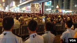港警在旺角占领区与占领者对峙（美国之音海彦拍摄）