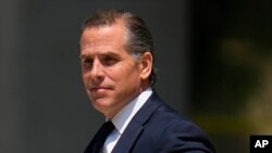 Hunter Biden, putra Presiden AS Joe Biden, pergi meninggalkan gedung pengadilan di Wilmington, Delaware, pada 26 Juli 2023. (Foto: AP/Julio Cortez)