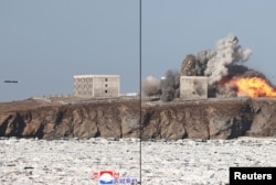 2025년 2월 26일 조선인민군 서부지구 미사일연합부대가 서해상에서 발사한 전략순항미사일이 목표물인 건물을 타격하고 있다.