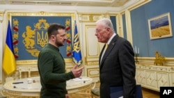 Utusan Khusus Amerika Serikat untuk Ukraina dan Rusia Keith Kellogg (kanan) dan Presiden Ukraina Volodymyr Zelenskyy dalam pertemuan di Kyiv, Ukraina, 20 Februari 2025. (Evgeniy Maloletka/AP)