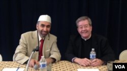 Imam Mohammad Bashar Arafat (kiri), pencetus konferensi lintas agama "BUBW" yang didukung Deplu AS (foto: VOA/Vina).