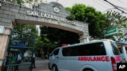 Ambulans memasuki gerbang utama Rumah Sakit San Lazaro di Manila pada 2 Februari 2020. (Foto: AP)