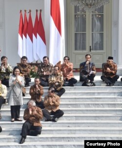 I Gusti Ayu Bintang (berdiri) saat diperkenalkan kepada media dan publik oleh Presiden Joko Widodo di Istana Merdeka, Jakarta, Rabu (23/10). (Courtesy: Setpres RI)